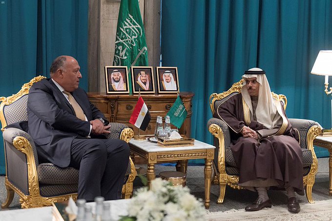 وزير الخارجية يبحث مع نظيره المصري تعزيز العلاقات الثنائية
