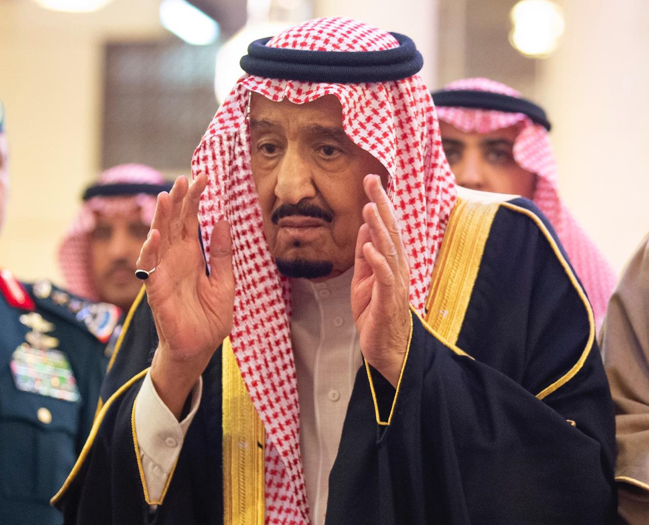 الملك سلمان يؤدي صلاة الميت على الأمير بندر بن محمد بن عبدالرحمن