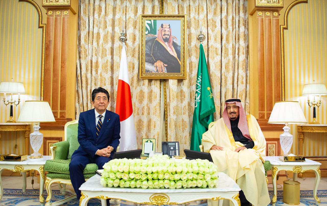 الملك سلمان يبحث مع رئيس وزراء اليابان أمن الإمدادات والذكاء الاصطناعي والطاقة المتجددة