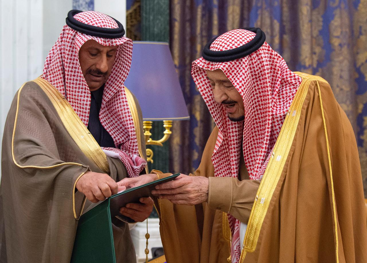 الملك سلمان يتسلم قلادة أبي بكر الصديق من المنظمة العربية للهلال والصليب الأحمر