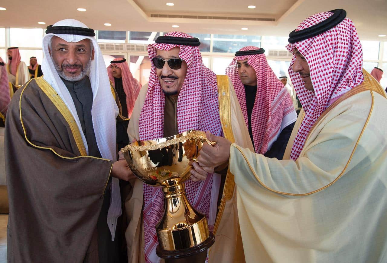 الملك سلمان يتوج الفائزين بجوائز مهرجان الملك عبدالعزيز للإبل
