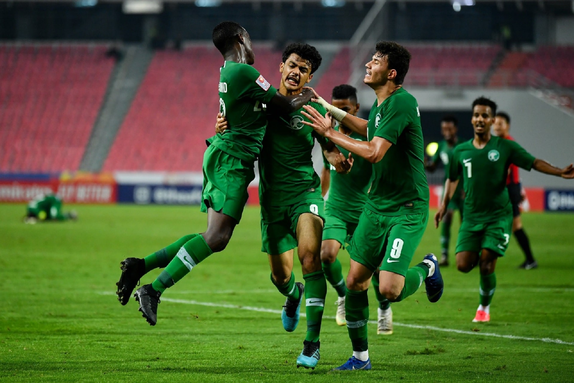 احتفال لاعبو المنتخب السعودي بالهدف في أوزبكستان