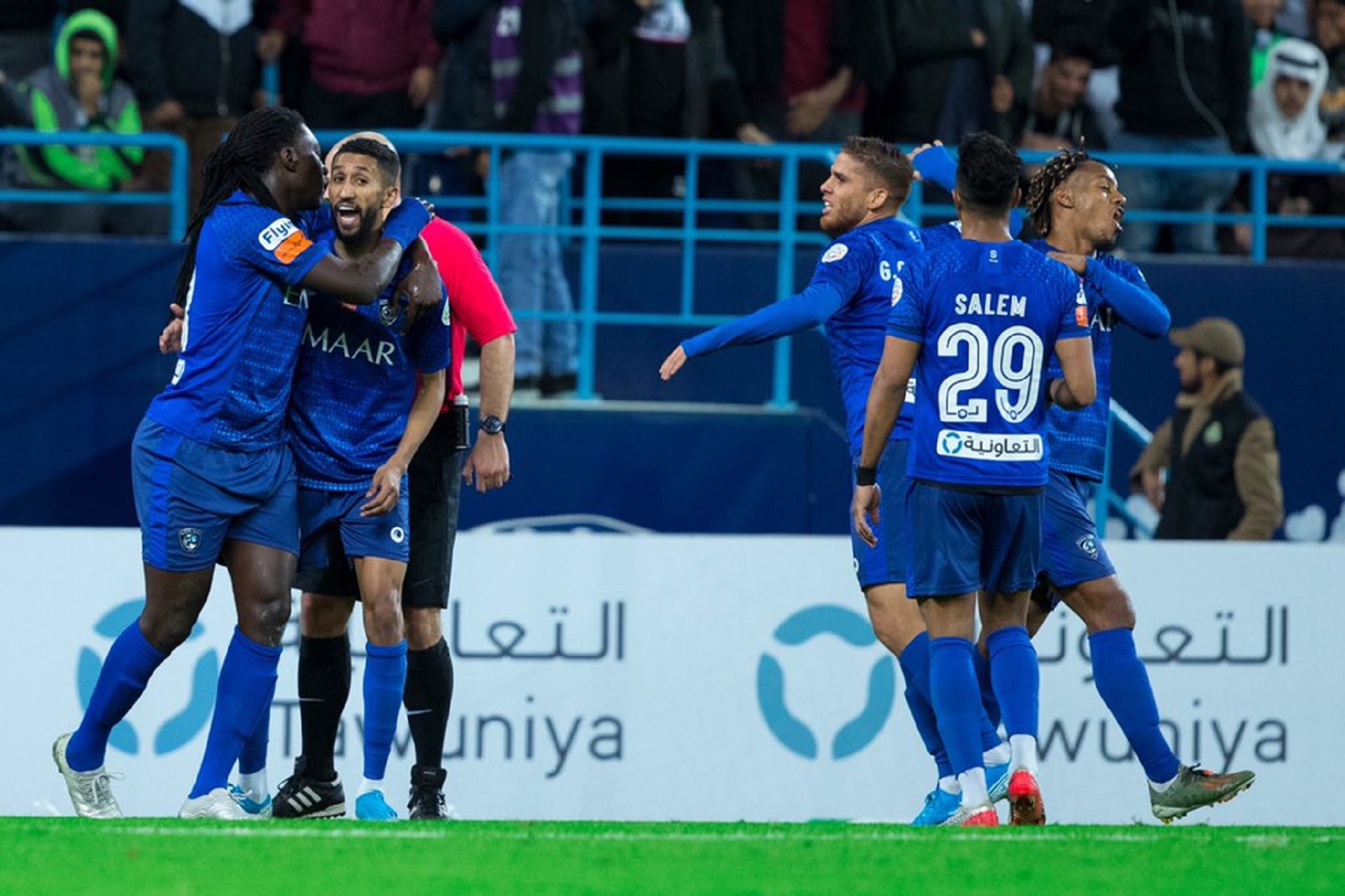 الهلال يسقط الأهلي بثلاثية.. ويُهدد صدارة النصر