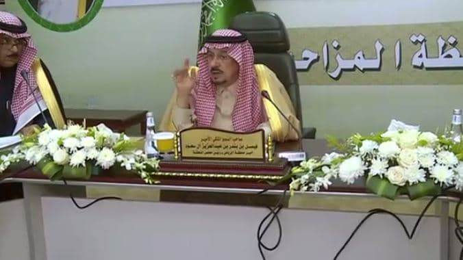 فيديو.. أمير الرياض يرفض تدشين مشروع غير مكتمل