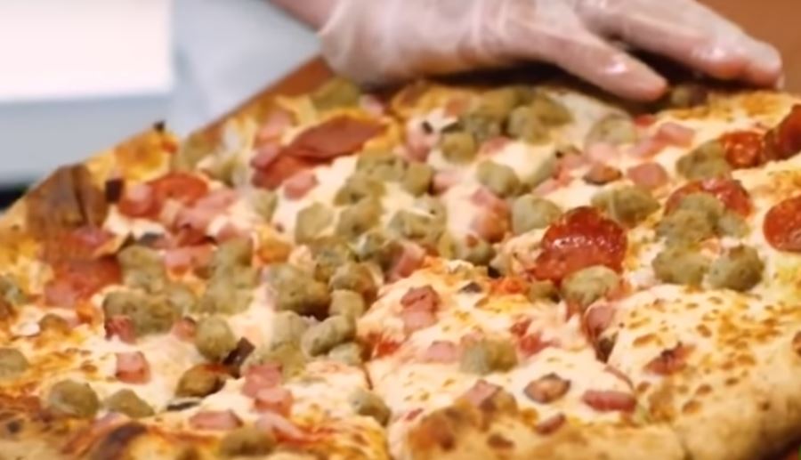رجل آلي يحضر 300 قطعة بيتزا في ساعة