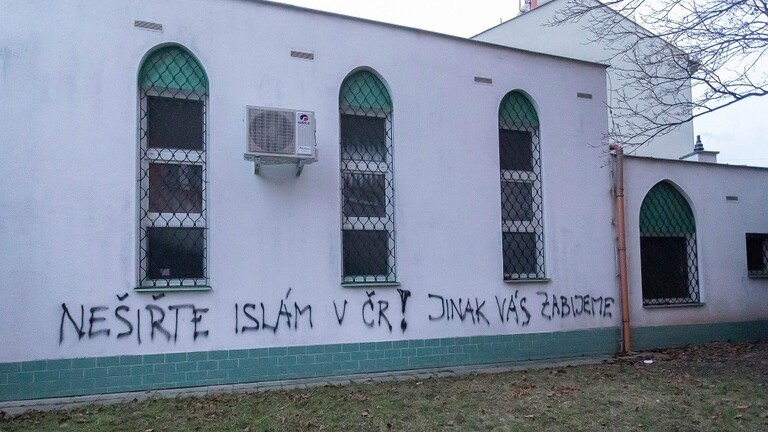 تهديد بقتل المسلمين  على جدار مسجد في التشيك