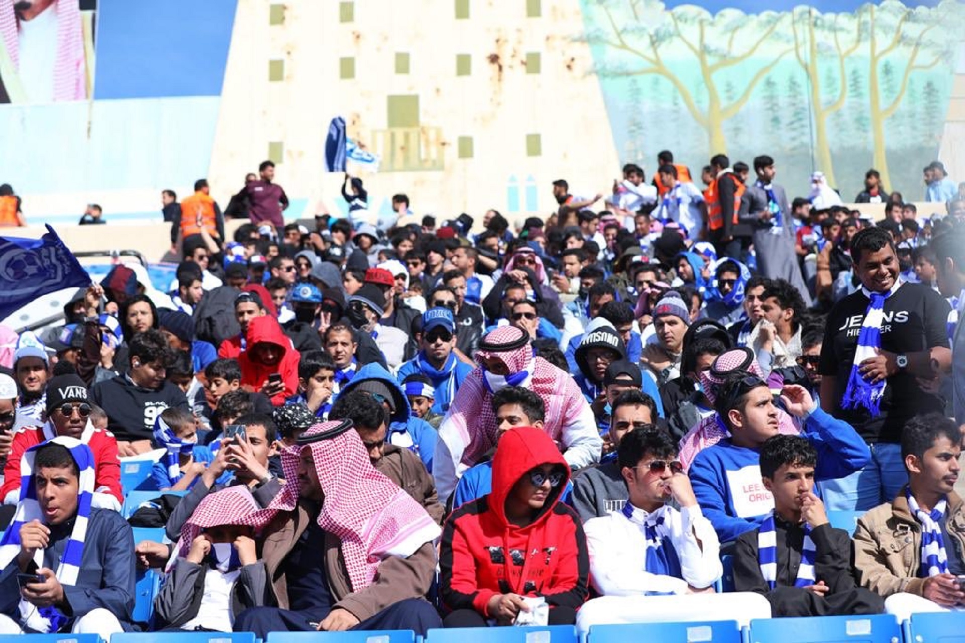 شاهد.. الجماهير تُشعل الأجواء قبل مباراة أبها والهلال