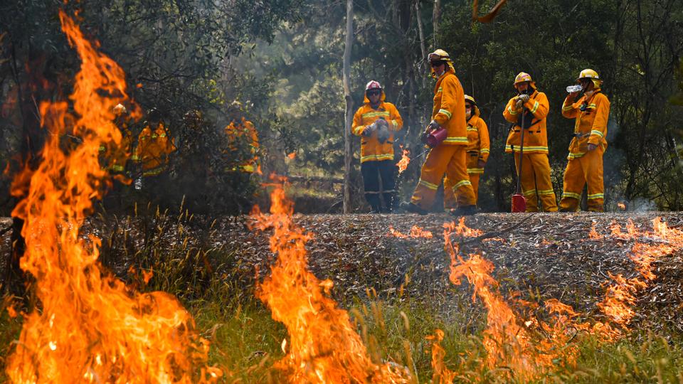 السفارة في أستراليا تحذر من الحرائق والعواصف