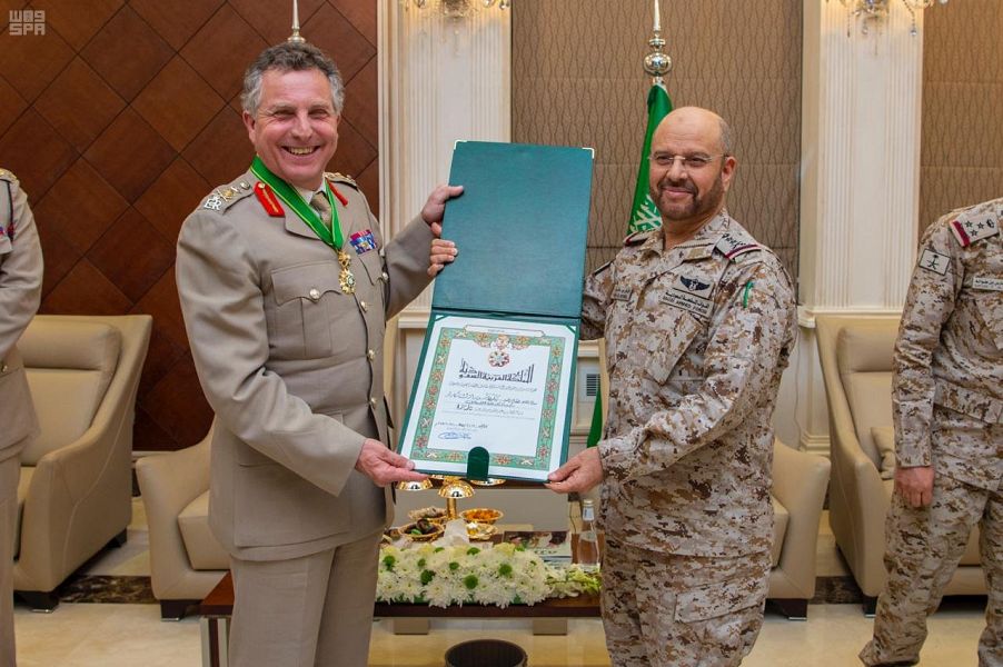 الفريق الرويلي يقلّد رئيس أركان الدفاع البريطاني وسام الملك عبدالعزيز