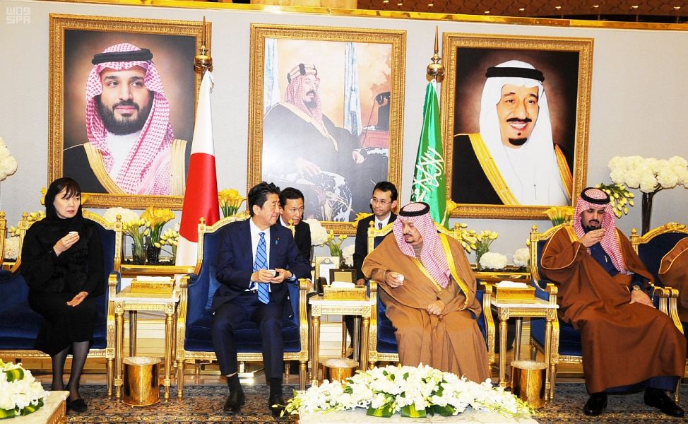 رئيس وزراء اليابان يصل الرياض وفيصل بن بندر في استقباله