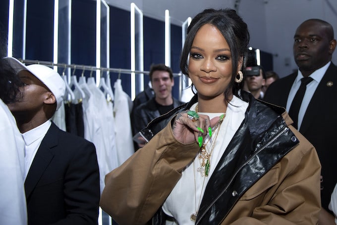 بعد تقارير الوجبات الدسمة.. ريهانا تطرح Rihannazine 