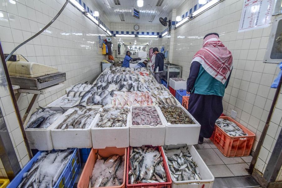 ضبط 1.4 طن من الأسماك الفاسدة مجهولة المصدر بالرياض