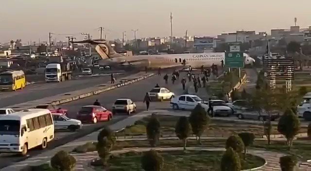 فيديو.. تحطم عجلات طائرة إيرانية انحرفت عن المدرج