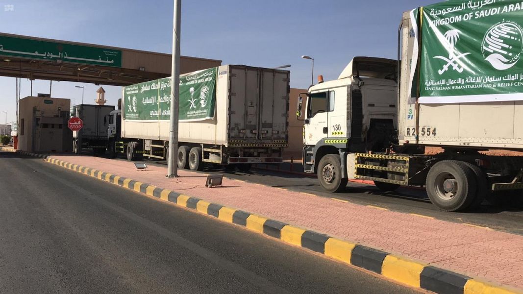25 شاحنة تعبر منفذ الوديعة متوجهة لمحافظات يمنية