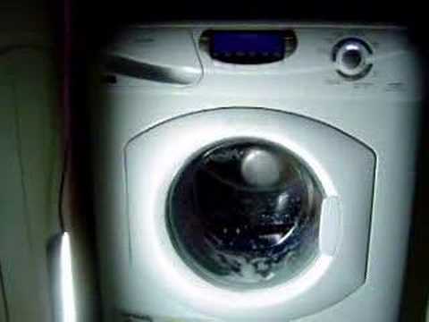 سيدة تضع وليدها في الغسالة لتتخلص منه!