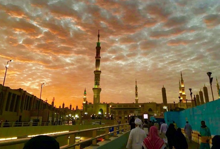 فيديو مثير.. الغيوم تعانق مآذن المسجد النبوي عند الغروب