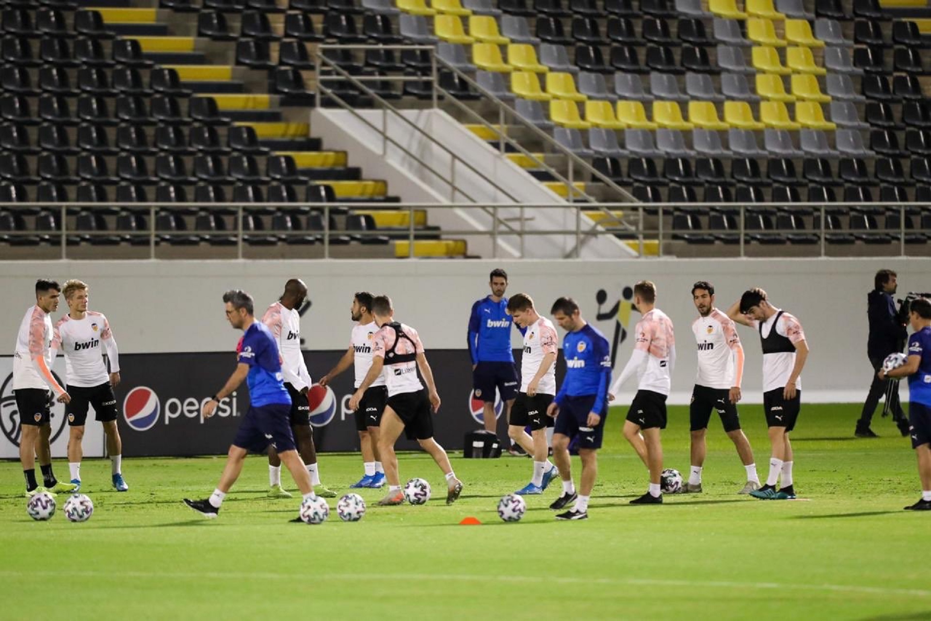 صور وفيديو.. فالنسيا يستعد لمواجهة الريال على ملعب الاتحاد