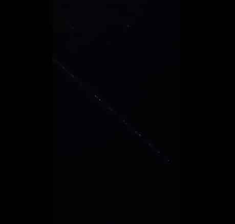 فيديو.. أجسام مضيئة متراصة تسبح في الفضاء