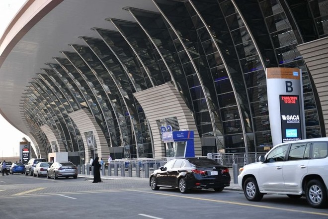 رفع رسوم مواقف مطارالملك عبدالعزيز يثير استياء المسافرين