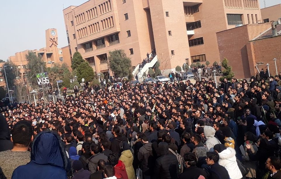 اندلاع مظاهرات في إيران قبيل إعدام 7 معتقلين صباح الأربعاء