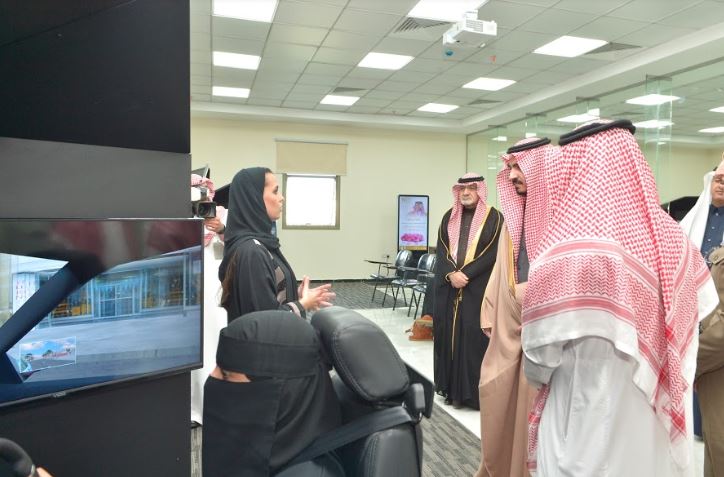 صور.. أمير مكة بالنيابة يتفقد مدرسة القيادة النسائية بالطائف