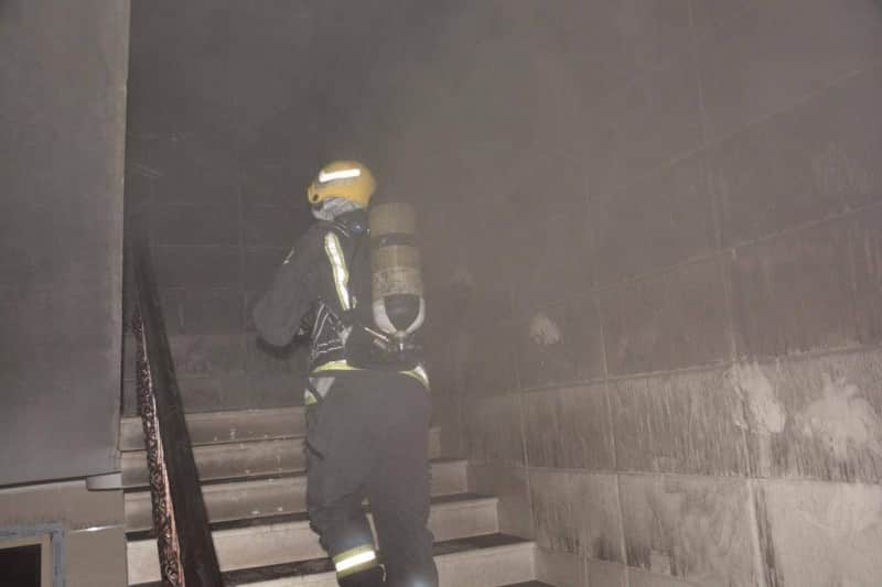 صور.. حريق شقة سكنية يخلي 14 شخصاً في جدة