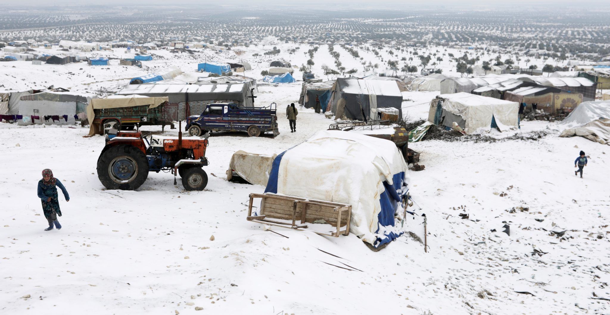 النازحون السوريون يعانون الأمرين تحت وطأة الثلوج