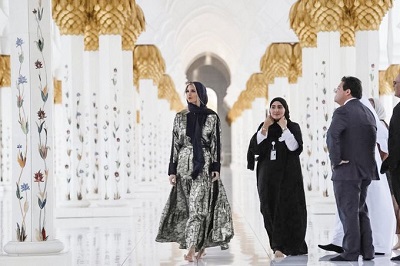 صور.. إيفانكا ترامب بالعباءة والحجاب في مسجد الشيخ زايد