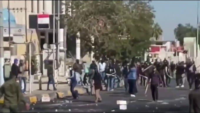 فيديو.. 6 قتلى بالنجف في اشتباكات بين أنصار الصدر والمتظاهرين
