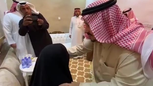 أمير الرياض يزور مواطنة ترفع علم المملكة منذ 52 عامًا ويقبّل رأسها