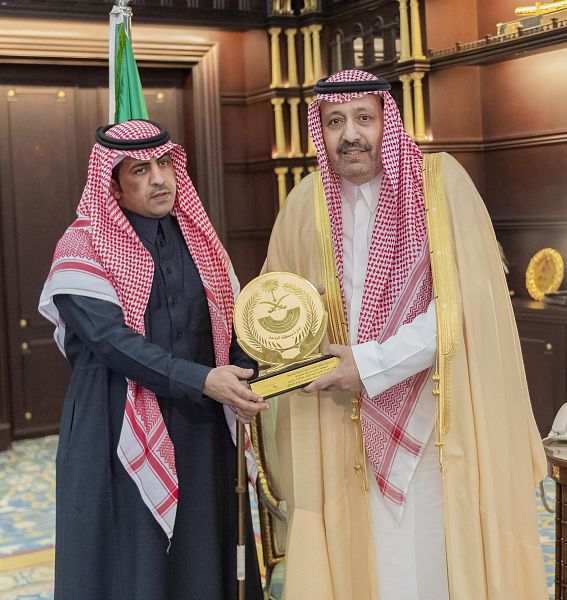 أمير الباحة يكرم مواطنًا تبرع بكليته لعمه