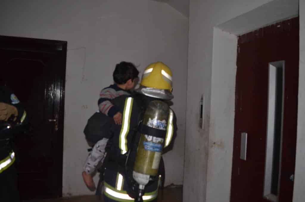 إخلاء مبنى سكني بعد حريق شقة في تبوك