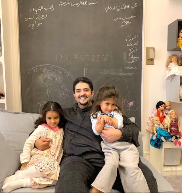 صورة الأمير عبدالعزيز بن فهد مع ابنتيه