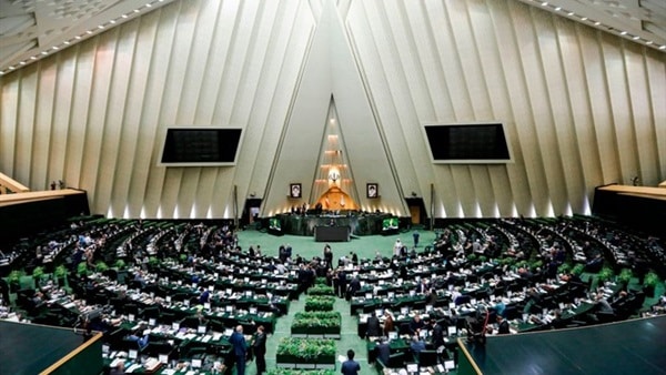 إيران تعلق الدراسة وجلسات البرلمان بعد إلغاء صلاة الجمعة