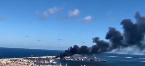 أول فيديو للسفينة التركية بعد استهدافها في طرابلس