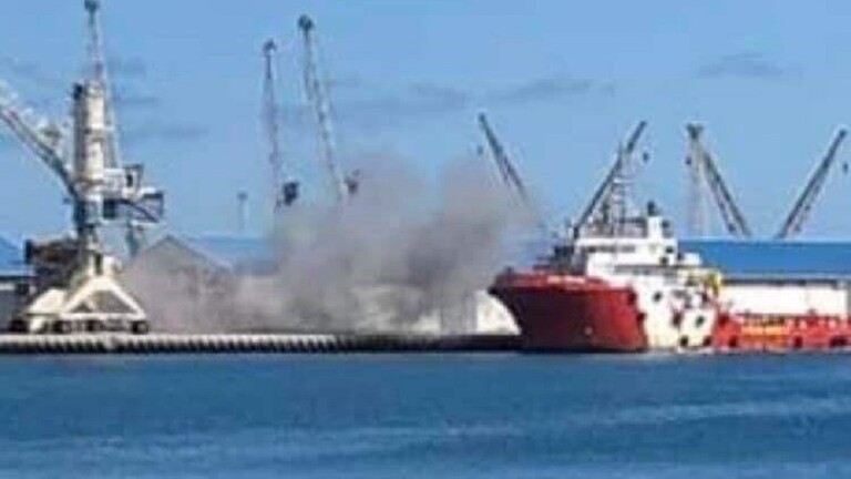 الجيش الليبي يقصف سفينة أسلحة تركية في طرابلس