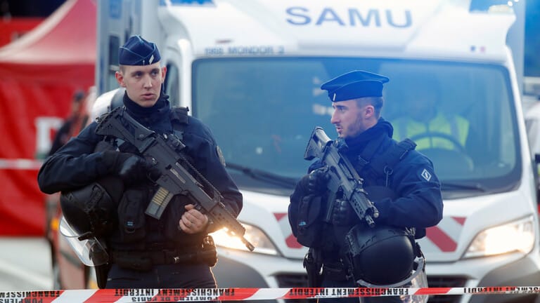 رجل يهاجم الشرطة بسكين شرق فرنسا