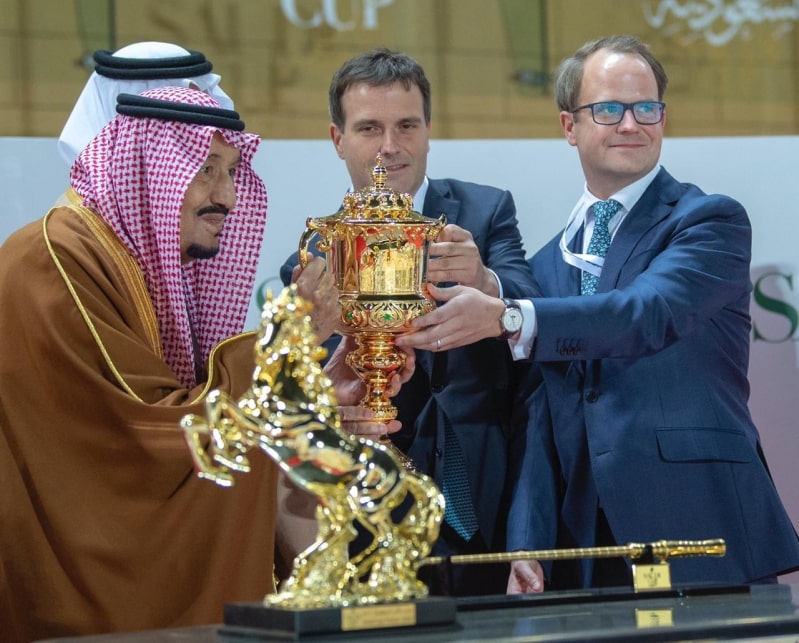 الملك سلمان يتوج الفائزين في سباق كاس السعودية