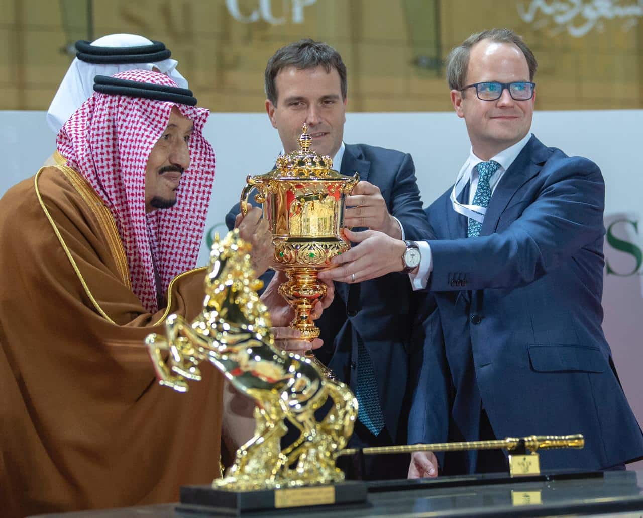 الملك سلمان يُتوج الفائز بالنسخة الأولى من كأس السعودية