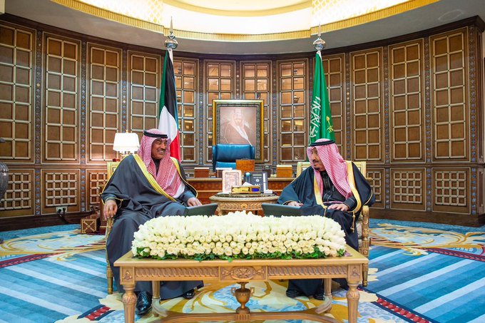 الملك سلمان يبحث مستجدات الأحداث مع رئيس وزراء الكويت