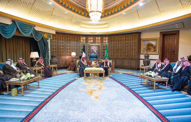 الملك سلمان يبحث مستجدات الأحداث مع رئيس وزراء الكويت
