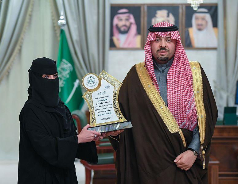 أمير الشمالية يكرّم ممرضة سعودية أنقذت مصابين بحادث مروري