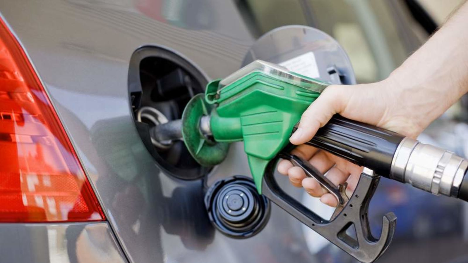 مخاوف من ارتفاع أسعار البنزين بعد تعليق بريتش بتروليوم عمليات الشحن