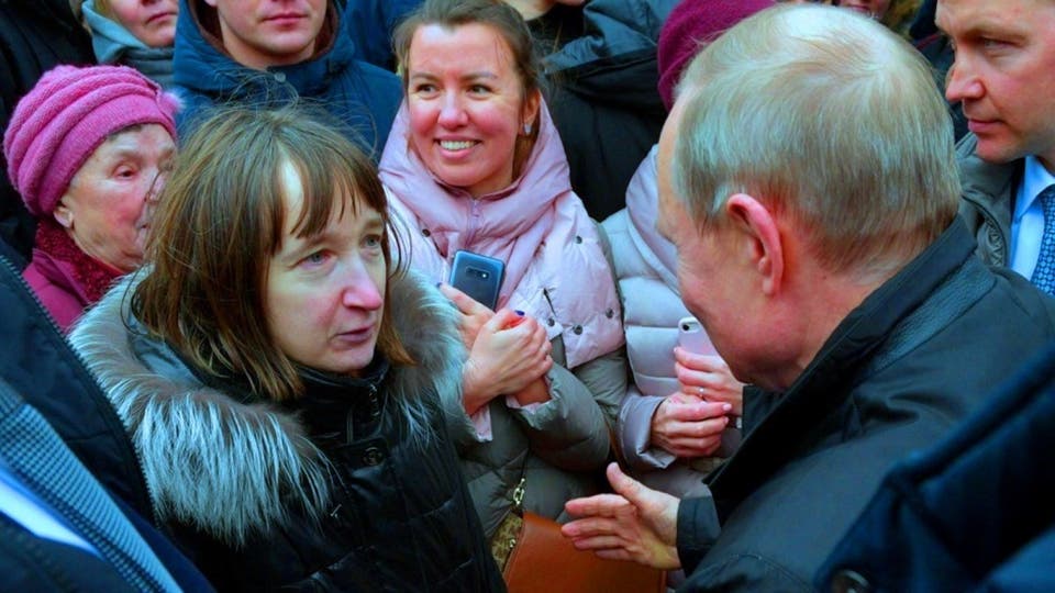 امرأة تُحرج بوتين: هل يمكنك العيش بـ 170 دولاراً؟