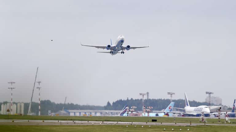 عطل المحرك يجبر بوينغ 777 على الهبوط اضطراريًا بموسكو