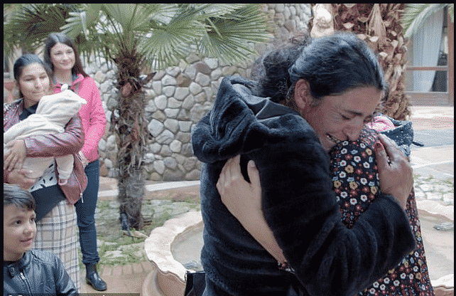 لقطات مؤثرة لفتاة تعود إلى عائلتها بعد 25 عامًا من اختطافها