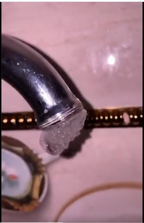 فيديو يرصد تجمد المياه في الصنابير بمحافظة طريف
