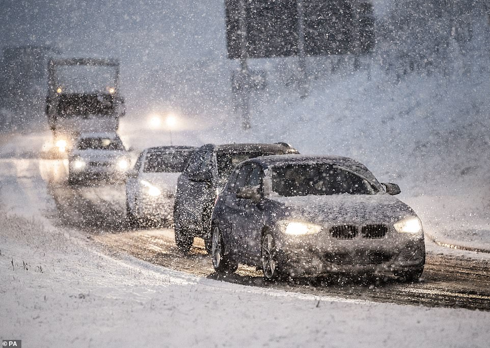 الثلوج تعصف ببريطانيا وتحذيرات من فيضانات تهدد حياة الأفراد
