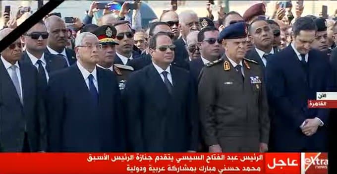 فيديو .. السيسي يتقدم مشيعي حسني مبارك في جنازة عسكرية