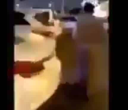 فيديو.. فتاة تصور شابًا يعرض عليها حبوبًا محظورة